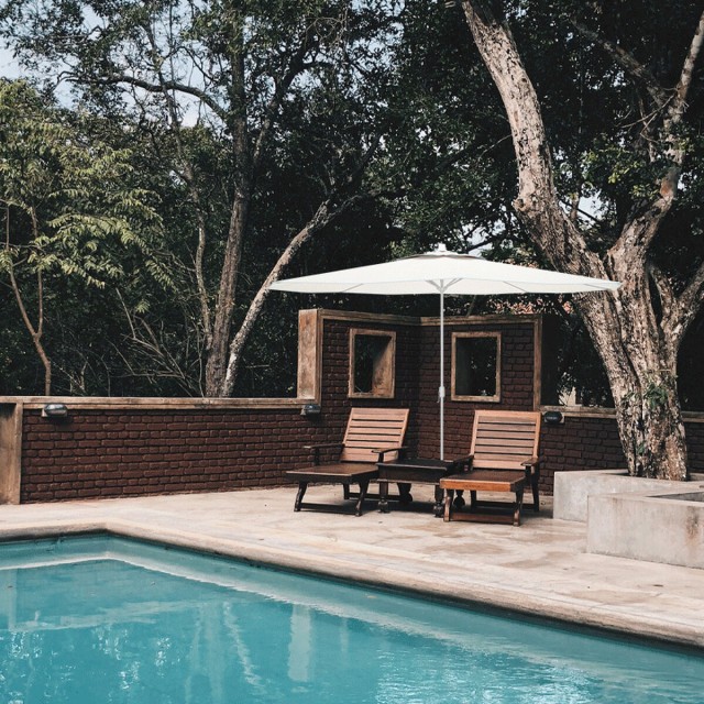 "Marbueno Parasol Acier 8 Baleines D270 cm Polyester Blanc Jardin, Pis