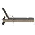 Chaise longue avec roues et coussins gris clair résine tressée