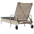 Chaise longue avec roues et coussins gris clair résine tressée