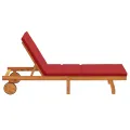 Chaise longue  avec des roulettes et un coussin rouge en bois massif