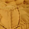 Coussin de canapé sur palette  avec accoudoirs et dossier en tissu jaune
